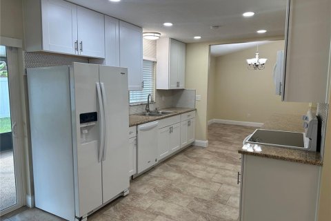 Casa en alquiler en Brandon, Florida, 3 dormitorios, 138.89 m2 № 1877082 - foto 12