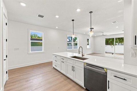 Townhouse in Tampa, Florida 3 bedrooms, 195 sq.m. № 2134811 - photo 30