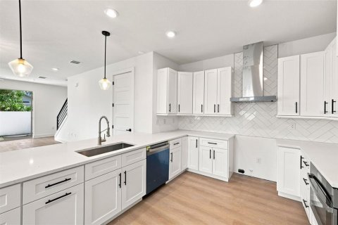 Townhouse in Tampa, Florida 3 bedrooms, 195 sq.m. № 2134811 - photo 28