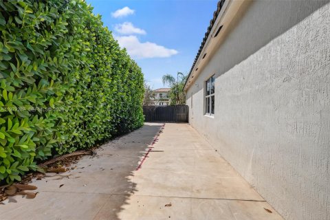 House in Miami, Florida 3 bedrooms № 2046677 - photo 30