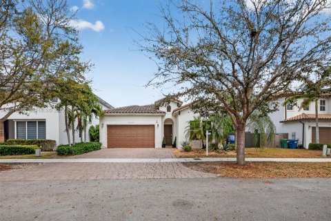 House in Miami, Florida 3 bedrooms № 2046677