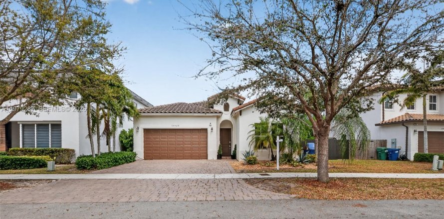 House in Miami, Florida 3 bedrooms № 2046677