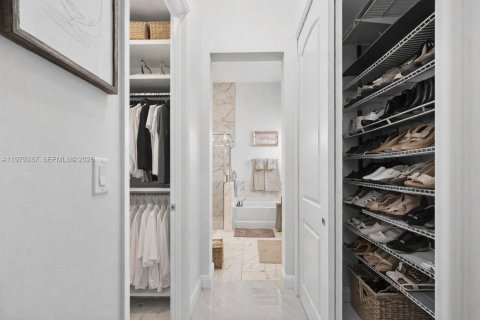 House in Miami, Florida 3 bedrooms № 2046677 - photo 13