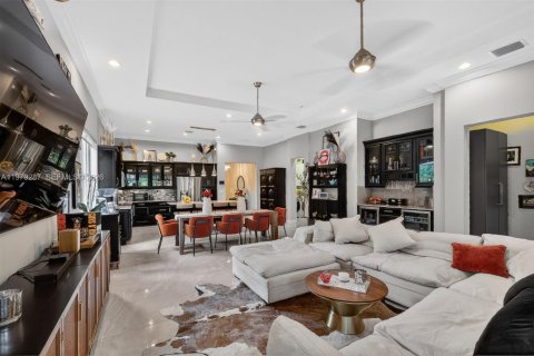 House in Miami, Florida 3 bedrooms № 2046677 - photo 10