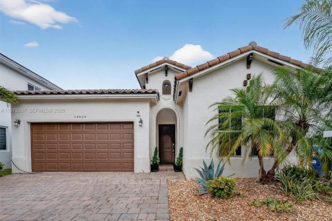 House in Miami, Florida 3 bedrooms № 2046677 - photo 3