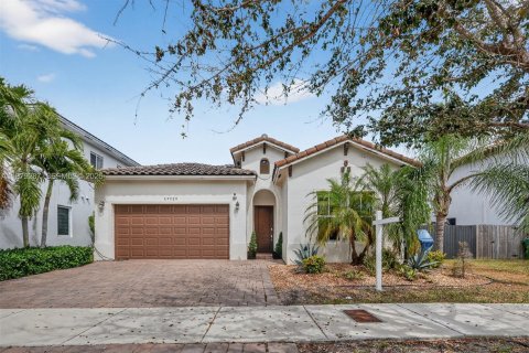 House in Miami, Florida 3 bedrooms № 2046677 - photo 2