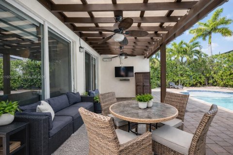 House in Miami, Florida 3 bedrooms № 2046677 - photo 29