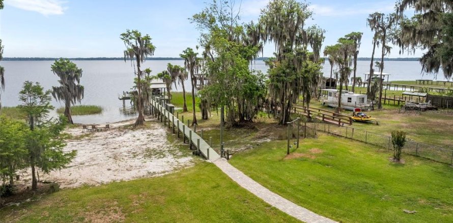 House in Melrose, Florida 3 bedrooms, 324.23 sq.m. № 2119231