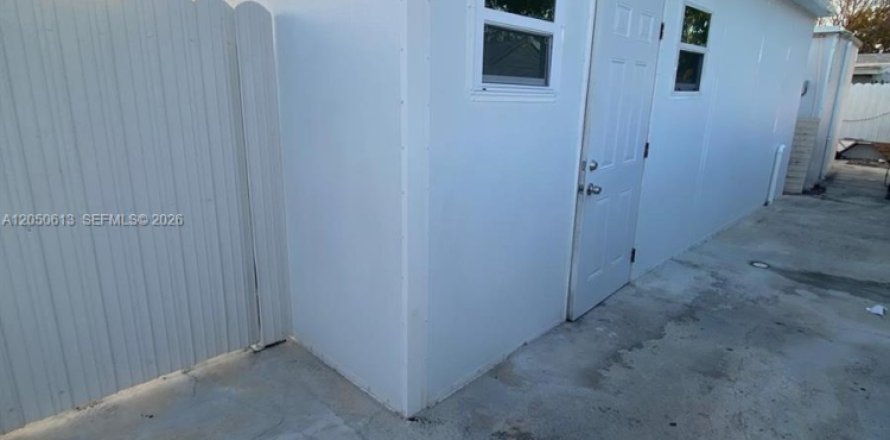 Commercial property in Miami Gardens, Florida 1 bedroom, 94.02 sq.m. № 2192410