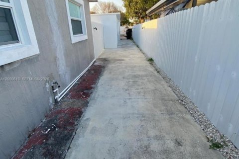 Commercial property in Miami Gardens, Florida 1 bedroom, 94.02 sq.m. № 2192410 - photo 4