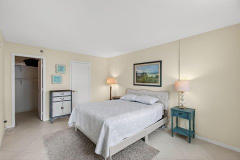 Condo in Highland Beach, Florida, 2 bedrooms № 2183840 - photo 12