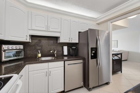 Condo in Highland Beach, Florida, 2 bedrooms № 2183840 - photo 7