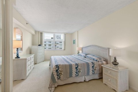 Condo in Highland Beach, Florida, 2 bedrooms № 2183840 - photo 16