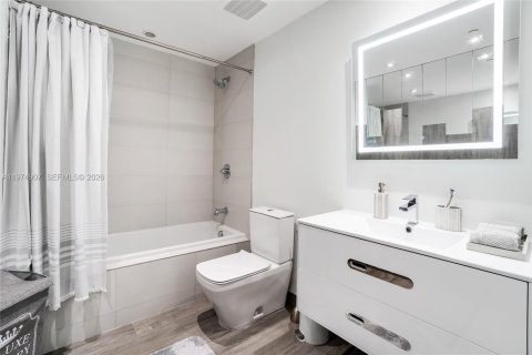 Townhouse in Miami, Florida 2 bedrooms, 113.25 sq.m. № 2038599 - photo 16