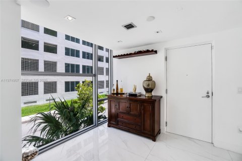 Townhouse in Miami, Florida 2 bedrooms, 113.25 sq.m. № 2038599 - photo 20