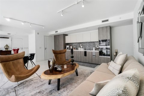 Townhouse in Miami, Florida 2 bedrooms, 113.25 sq.m. № 2038599 - photo 15