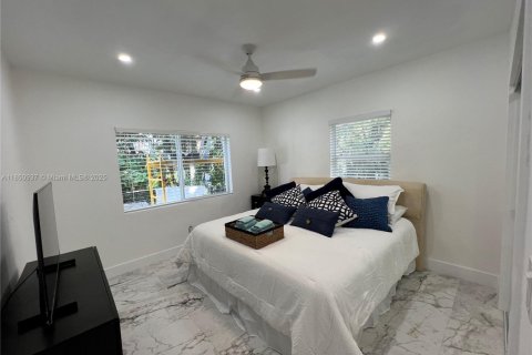 Casa en venta en Miami, Florida, 3 dormitorios, 210.61 m2 № 1855231 - foto 18