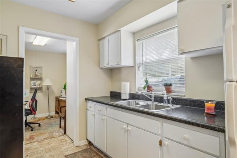 Commercial property in Brandon, Florida 95.13 sq.m. № 2374058 - photo 13