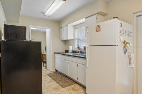 Commercial property in Brandon, Florida 95.13 sq.m. № 2374058 - photo 12