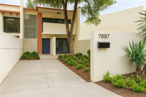 Adosado en alquiler en Miami, Florida, 3 dormitorios, 158.77 m2 № 1933680 - foto 1