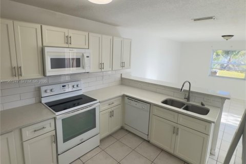 Villa ou maison à louer à Deerfield Beach, Floride: 3 chambres, 155.24 m2 № 2022137 - photo 7