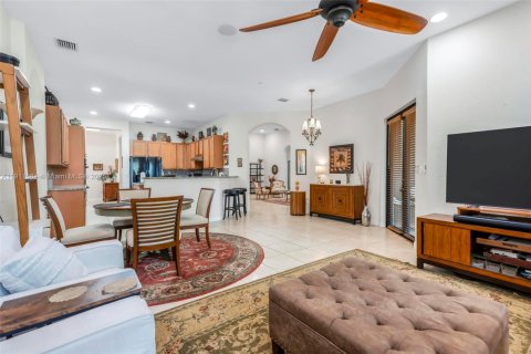 Casa en venta en Cutler Bay, Florida, 5 dormitorios, 284.37 m2 № 1969779 - foto 14