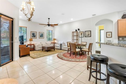 Casa en venta en Cutler Bay, Florida, 5 dormitorios, 284.37 m2 № 1969779 - foto 11