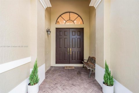 Casa en venta en Cutler Bay, Florida, 5 dormitorios, 284.37 m2 № 1969779 - foto 3