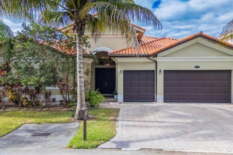 Casa en venta en Cutler Bay, Florida, 5 dormitorios, 284.37 m2 № 1969779 - foto 1