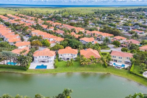 Casa en venta en Cutler Bay, Florida, 5 dormitorios, 284.37 m2 № 1969779 - foto 2
