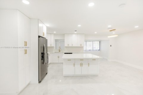 House in Fort Lauderdale, Florida 4 bedrooms, 167.69 sq.m. № 1698761 - photo 6