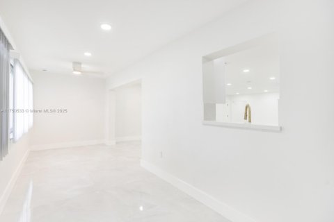 House in Fort Lauderdale, Florida 4 bedrooms, 167.69 sq.m. № 1698761 - photo 7