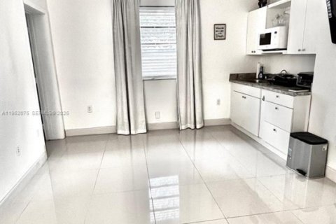 Снять в аренду виллу или дом в Майами, Флорида 1 спальня, 55.74м2, № 2006419 - фото 9