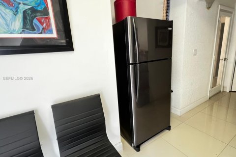 Снять в аренду виллу или дом в Майами, Флорида 1 спальня, 55.74м2, № 2006419 - фото 3