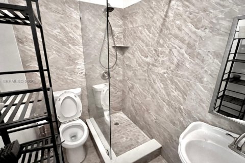 Снять в аренду виллу или дом в Майами, Флорида 1 спальня, 55.74м2, № 2006419 - фото 6