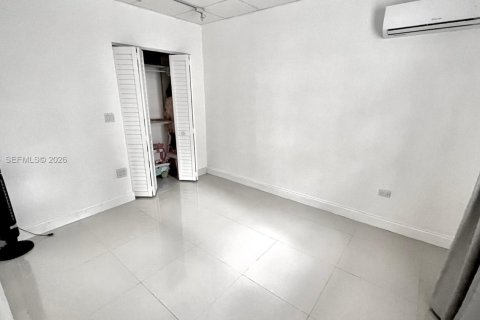 Снять в аренду виллу или дом в Майами, Флорида 1 спальня, 55.74м2, № 2006419 - фото 8