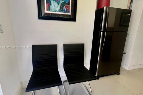 Снять в аренду виллу или дом в Майами, Флорида 1 спальня, 55.74м2, № 2006419 - фото 2