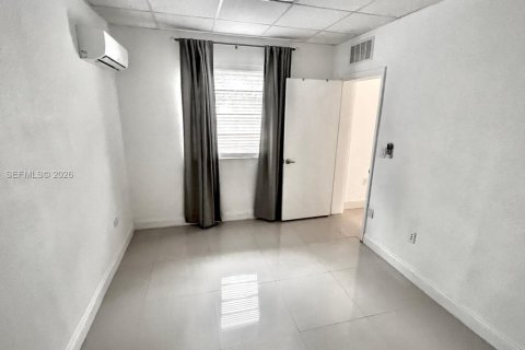 Снять в аренду виллу или дом в Майами, Флорида 1 спальня, 55.74м2, № 2006419 - фото 7