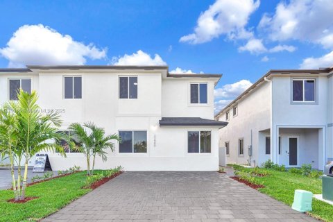 Adosado en venta en Miami, Florida, 5 dormitorios № 1779897 - foto 1