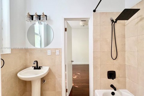 Condominio en alquiler en Miami Beach, Florida, 2 dormitorios, 65.03 m2 № 2031038 - foto 8