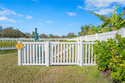 Townhouse in Pinellas Park, Florida 2 bedrooms, 219.71 sq.m. № 2312310 - photo 30