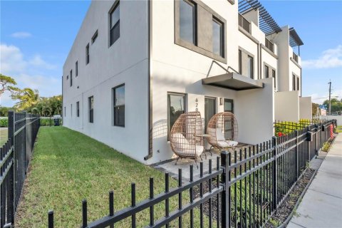 Townhouse in Pinellas Park, Florida 2 bedrooms, 219.71 sq.m. № 2312310 - photo 3