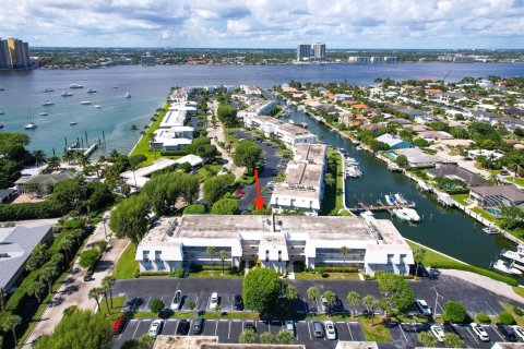 Condo in Riviera Beach, Florida, 2 bedrooms  № 2081954 - photo 22