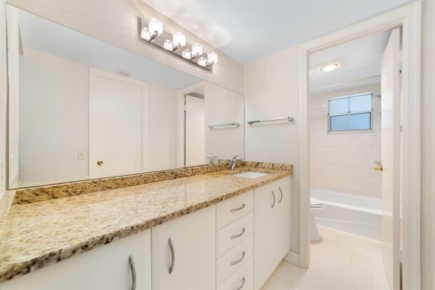 Condo in Riviera Beach, Florida, 2 bedrooms  № 2081954 - photo 10
