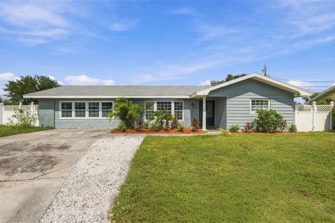 House in Seminole, Florida 4 bedrooms, 212 sq.m. № 2418915