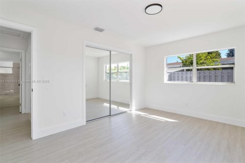 House in Fort Lauderdale, Florida 3 bedrooms, 117.99 sq.m. № 1712943 - photo 15