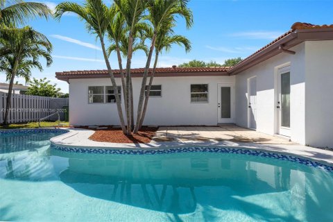 House in Fort Lauderdale, Florida 3 bedrooms, 117.99 sq.m. № 1712943 - photo 5