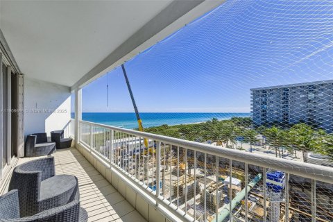 Condo in Surfside, Florida, 1 bedroom № 1963190 - photo 11