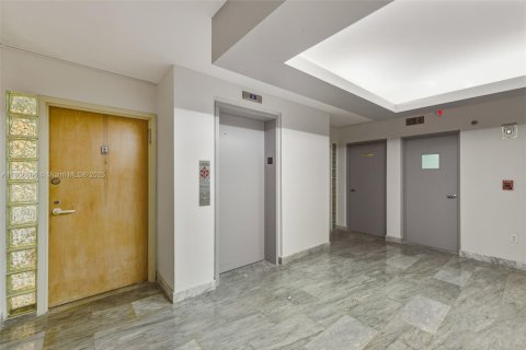 Condo in Surfside, Florida, 1 bedroom № 1963190 - photo 12