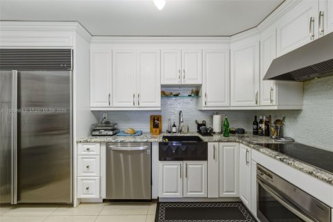 Condo in Surfside, Florida, 1 bedroom № 1963190 - photo 5